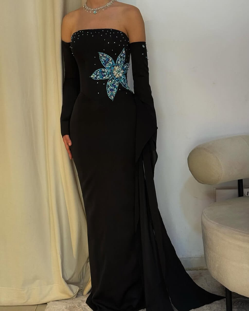 فستان سهرة أسود أنيق بلمسة عصرية