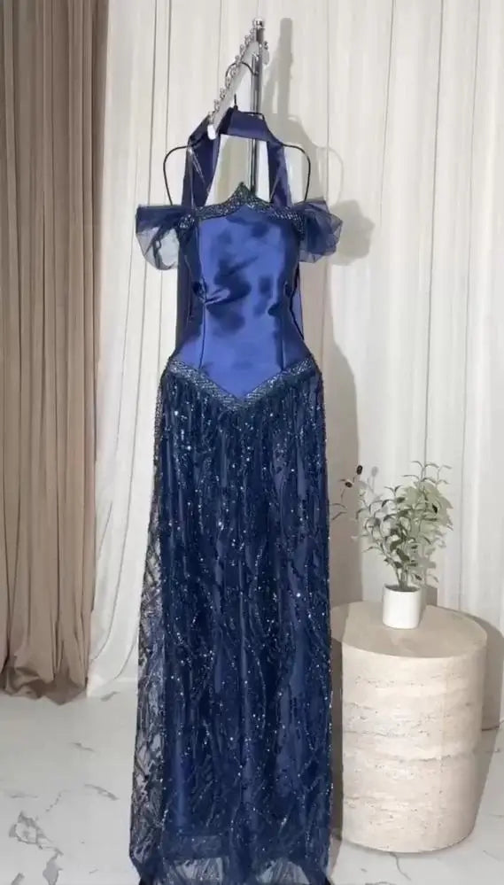 فستان سهرة ملكي بلون كحلي بتصميم أنيق