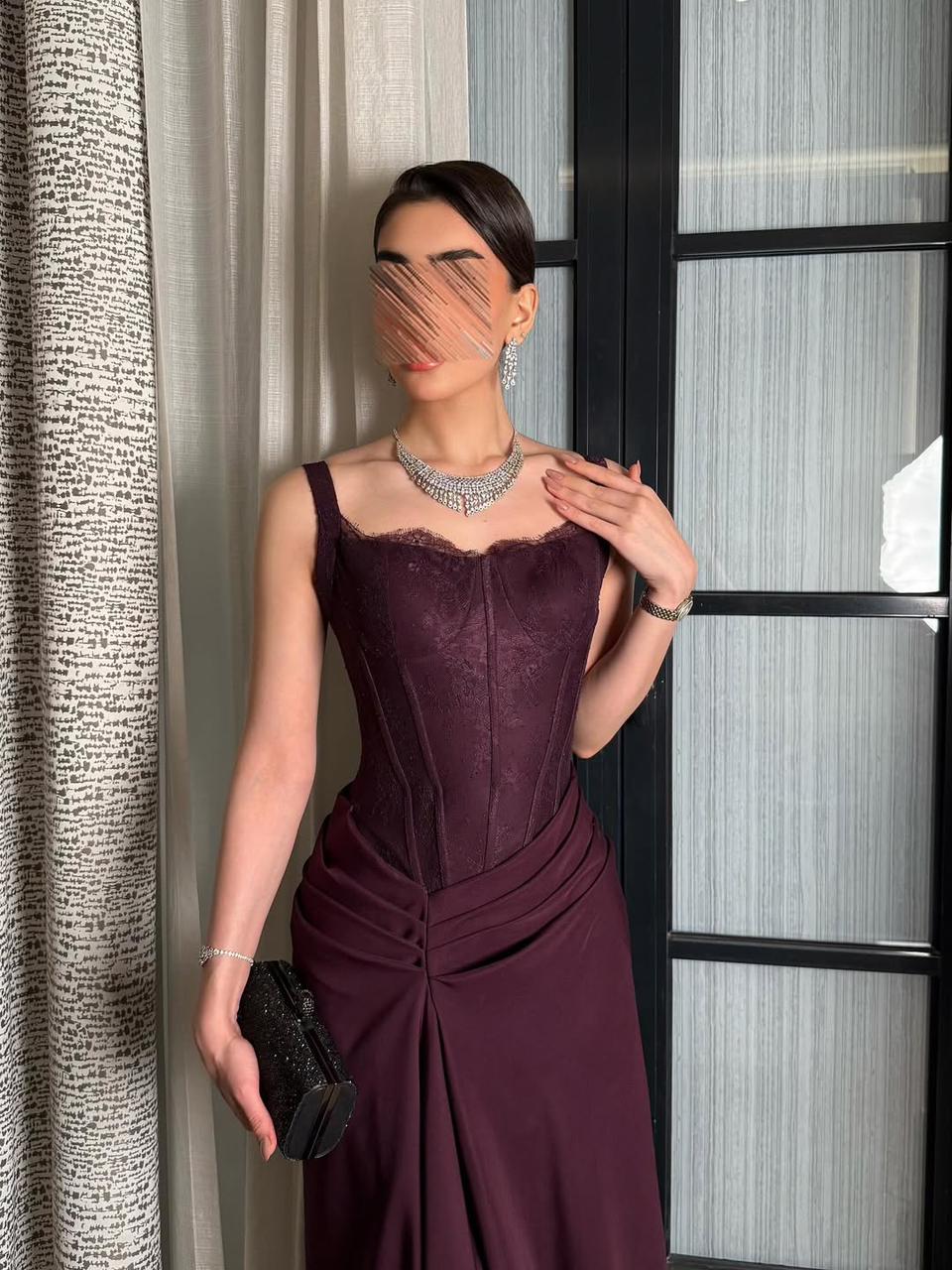 فستان سهرة عنّابي بأناقة ملكية