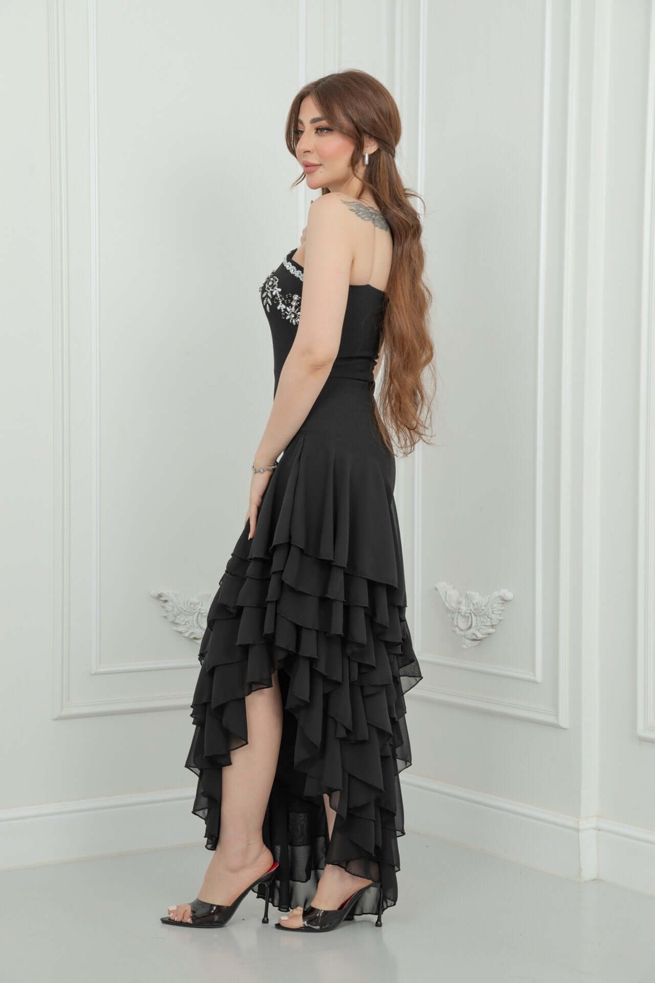 فستان أسود أنيق بكشكش طبقات وتصميم صدر مطرّز – لإطلالة فخمة وساحرة