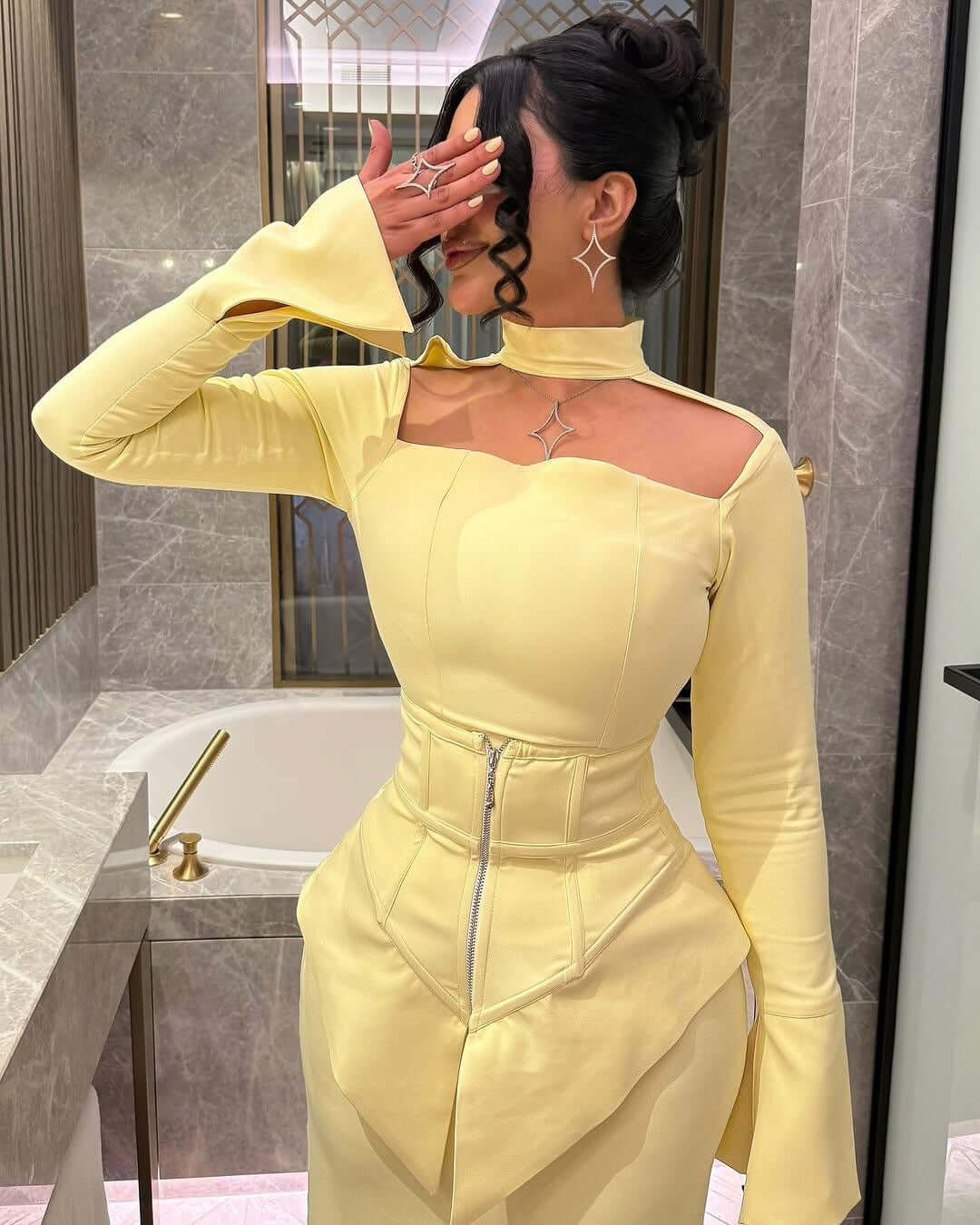 فستان سهرة أصفر بتصميم فريد ولمسة عصرية