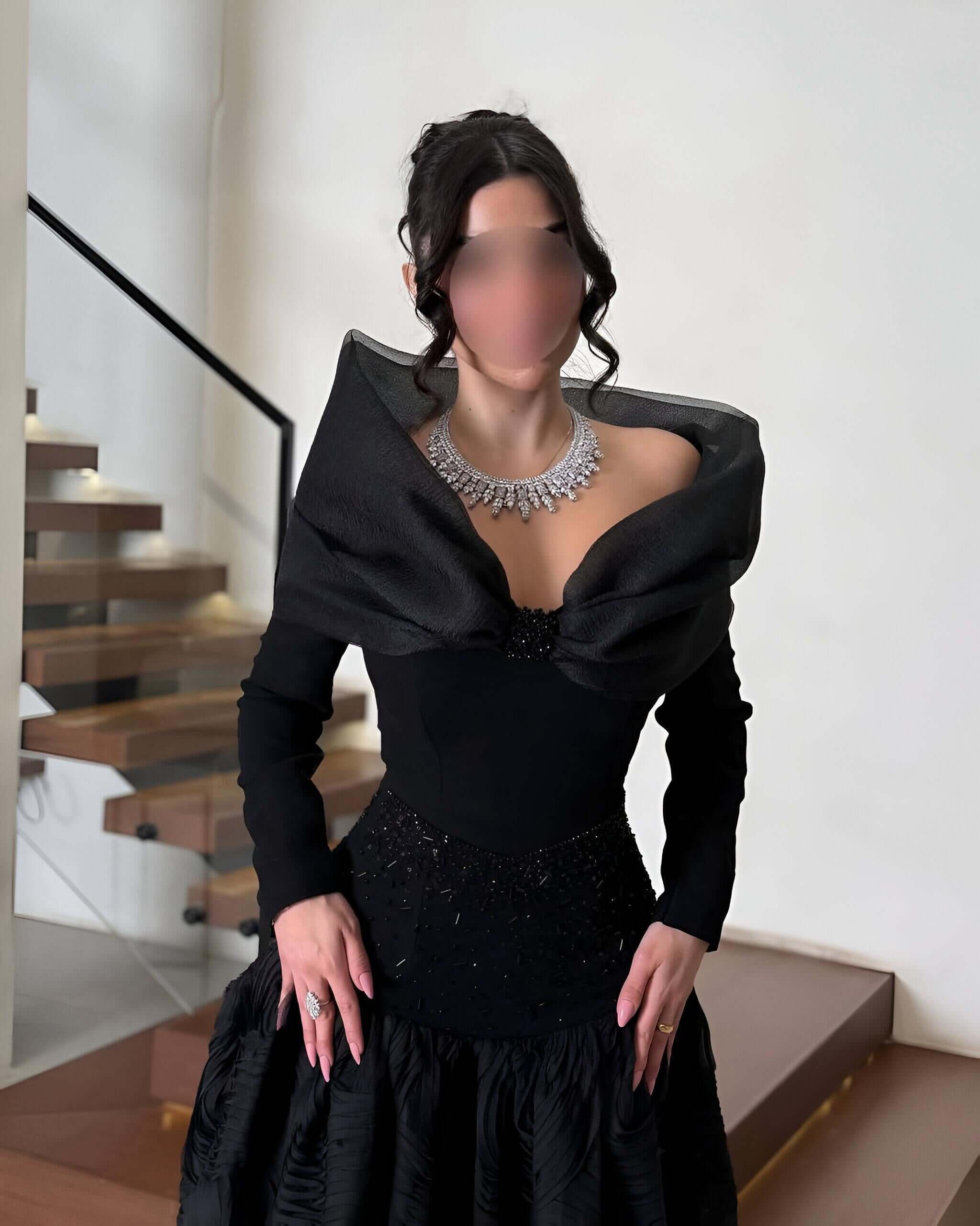 فستان أسود منفوش بفصوص فاخرة وقصّة أكمام أنيقة