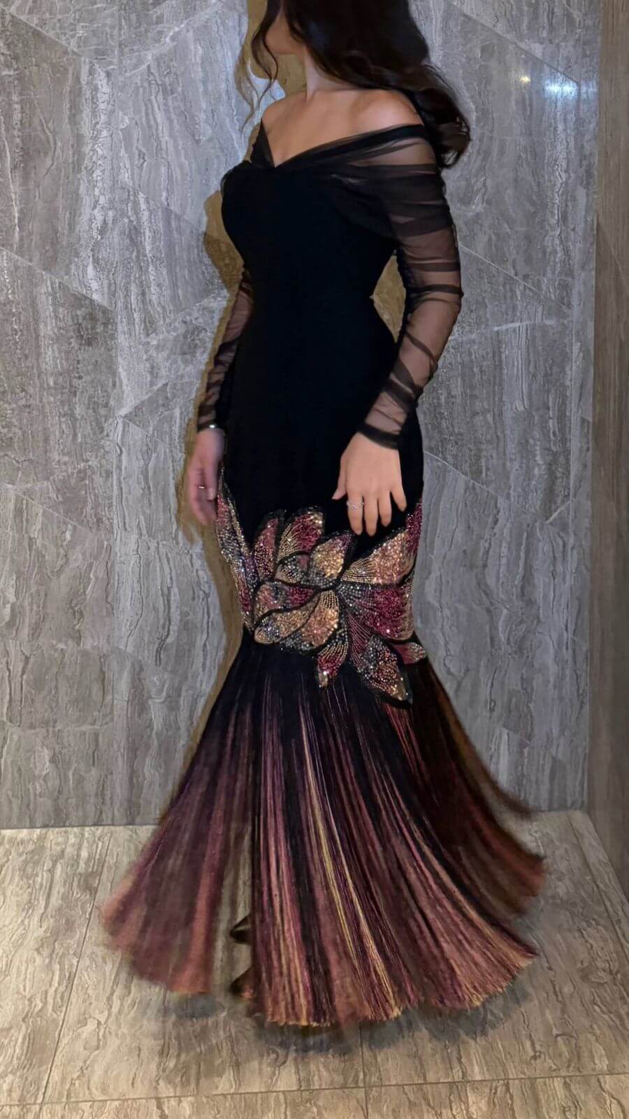 فستان سهرة أسود بتطريز فاخر ولمسة متدرجة ساحرة
