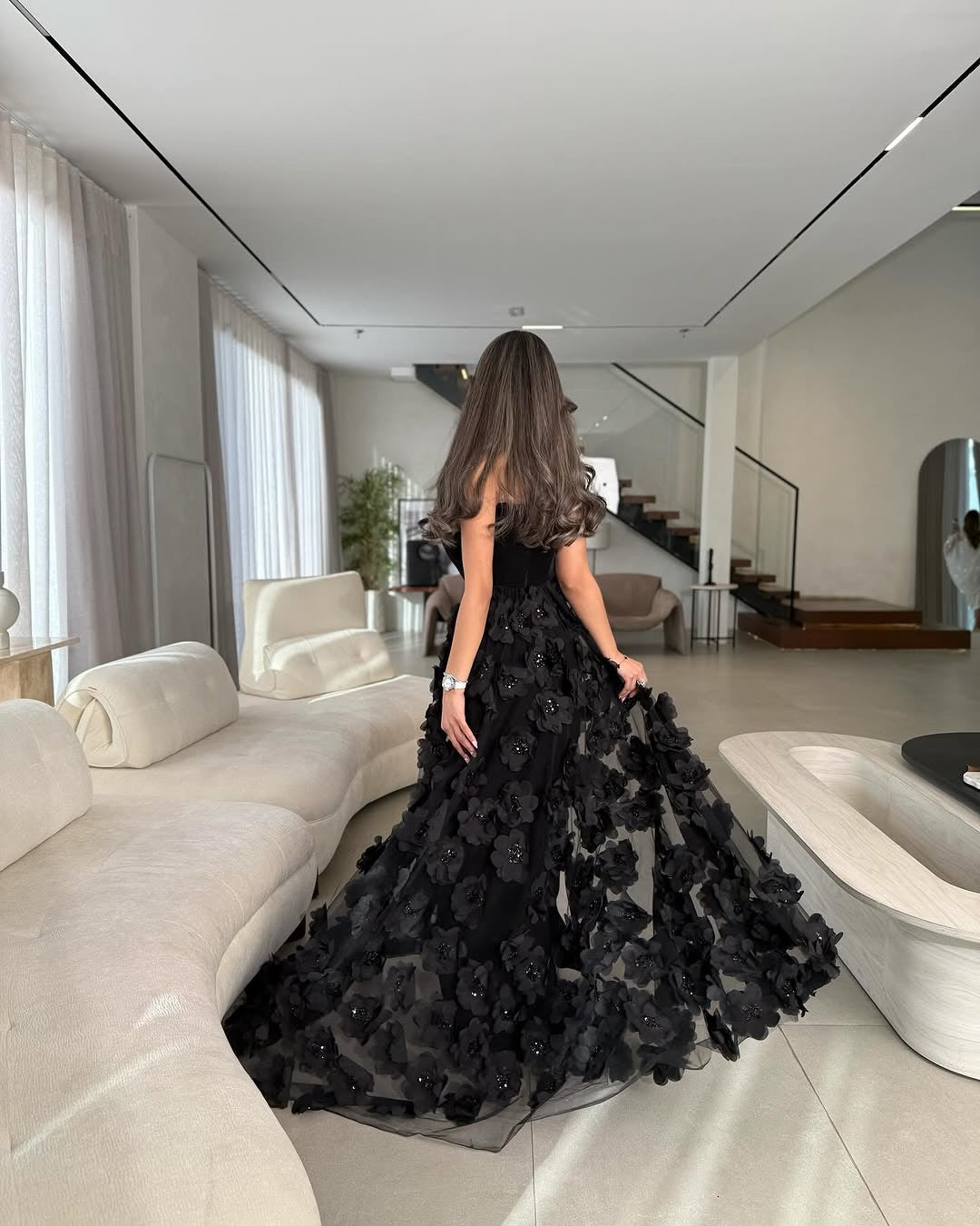 فستان سهرة أسود فاخر بذيل شفاف مزين بالورود