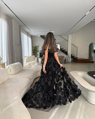 فستان سهرة أسود فاخر بذيل شفاف مزين بالورود