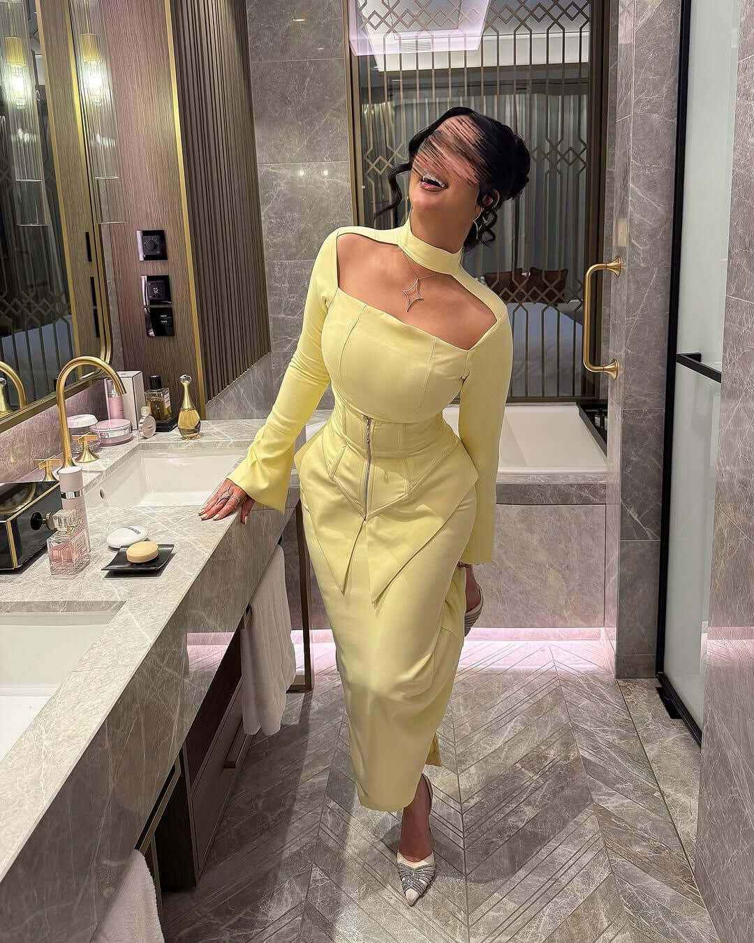 فستان سهرة أصفر بتصميم فريد ولمسة عصرية