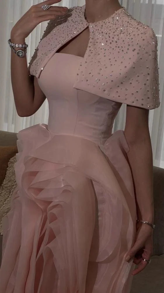 فستان سهرة وردي أنيق مع كاب مرصّع بالكريستال