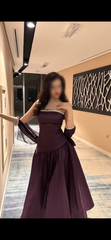 فستان عنابي ملكي بأكمام شفافة وفتحة ساق جذابة