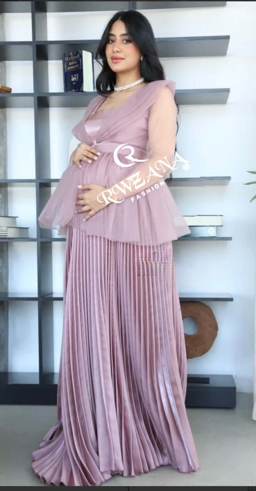 فستان حوامل تل مميز بتكسيرة لون لحمي
