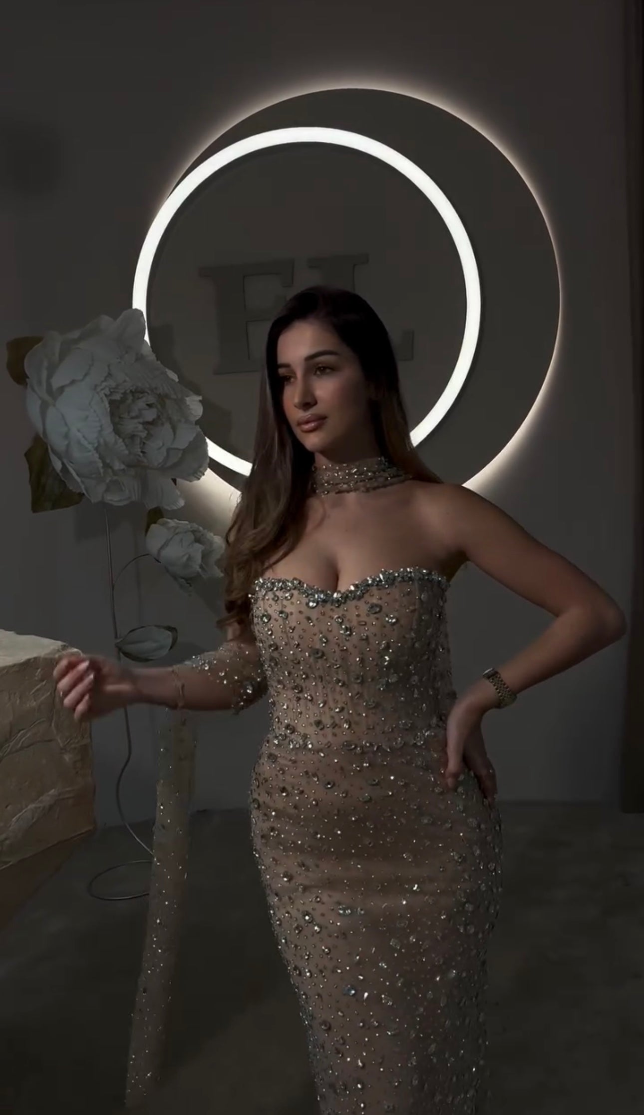 فستان سهرة أنيق بتطريز لامع ولمسة فاخرة