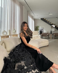 فستان سهرة أسود فاخر بذيل شفاف مزين بالورود