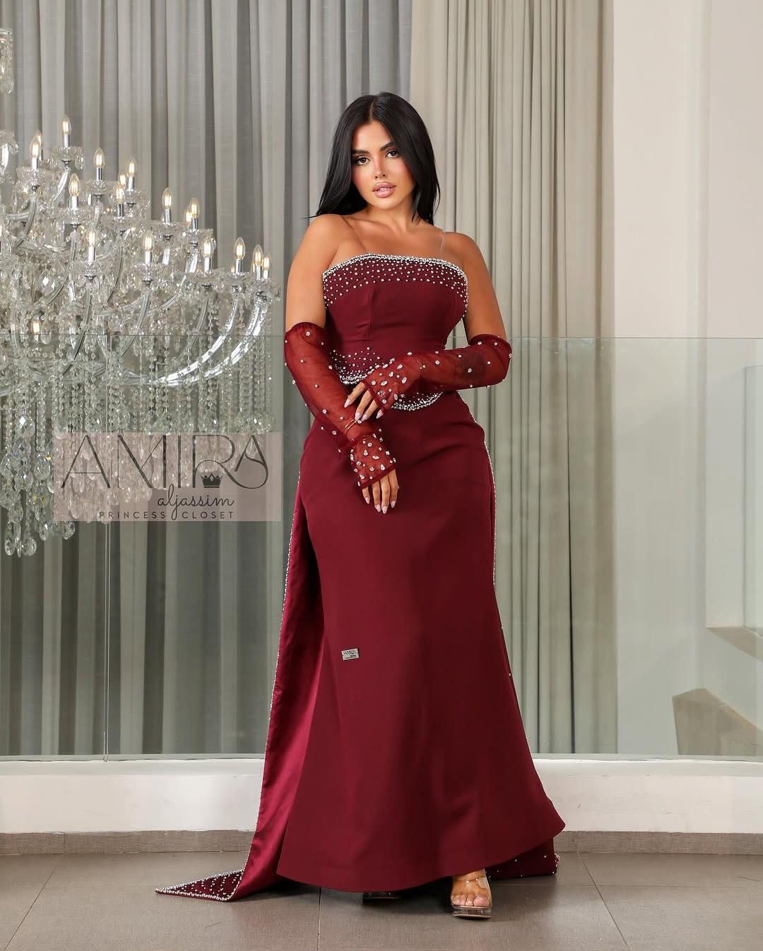 فستان سهرة عنابي أنيق بتطريز فخم ولمسات لامعة