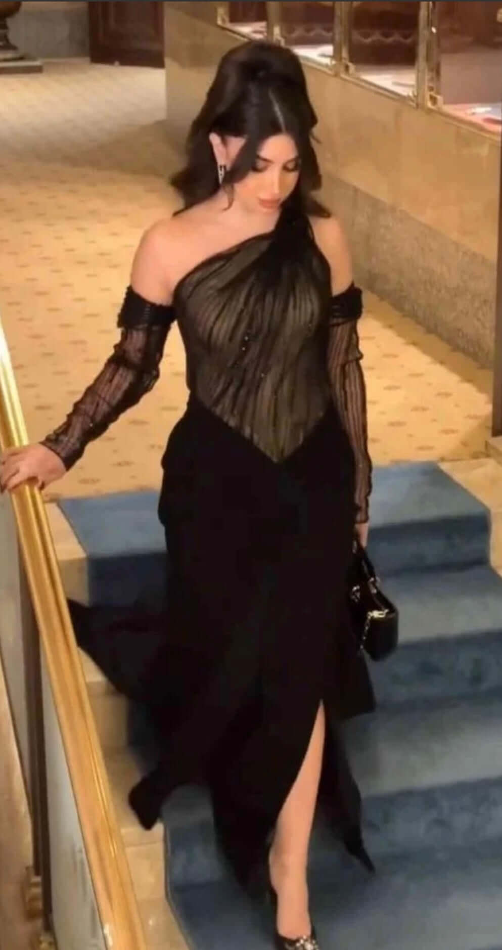 فستان سهرة أسود ملكي بلمسة شفافة وأناقة عصرية