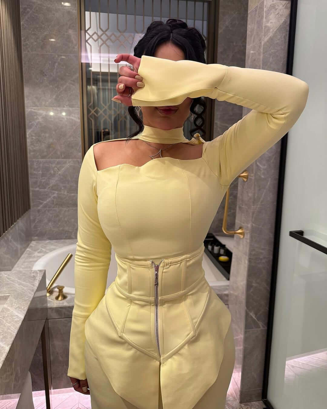 فستان سهرة أصفر بتصميم فريد ولمسة عصرية