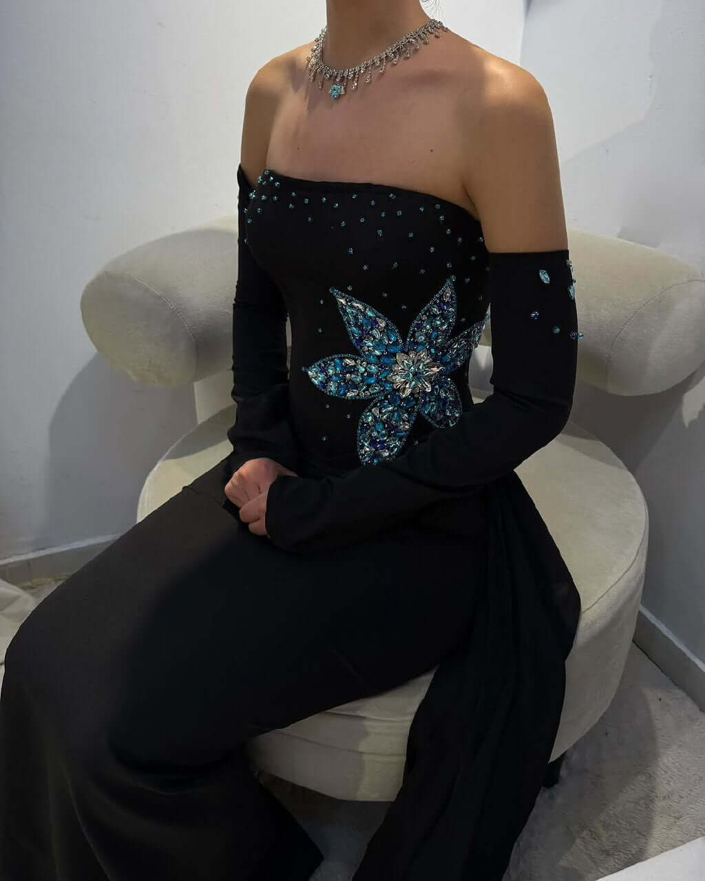 فستان سهرة أسود أنيق بلمسة عصرية