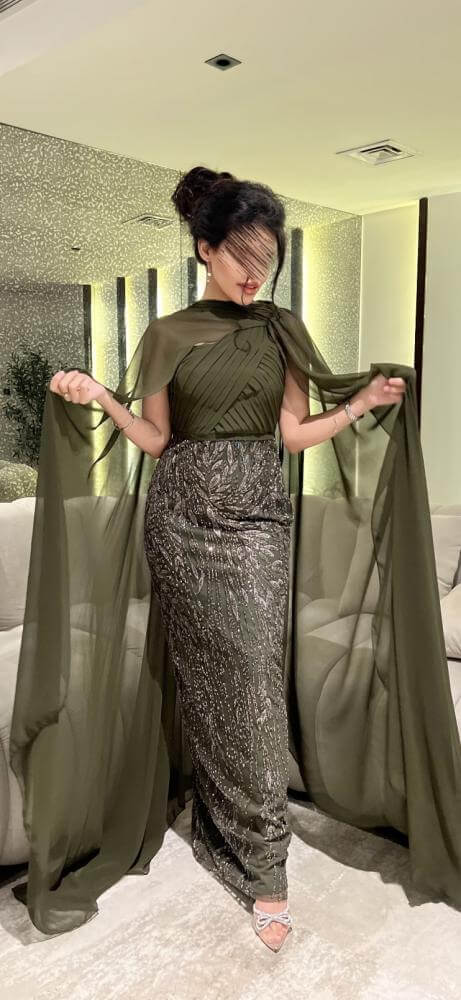 فستان سهرة راقٍ من الجورجيت والتل بلمسة فاخرة وأنوثة طاغي
