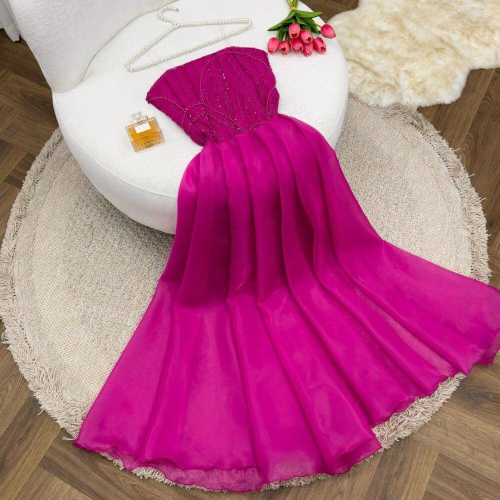 فستان سهرة أنيق يخطف الأنظار بتصميم فاخر