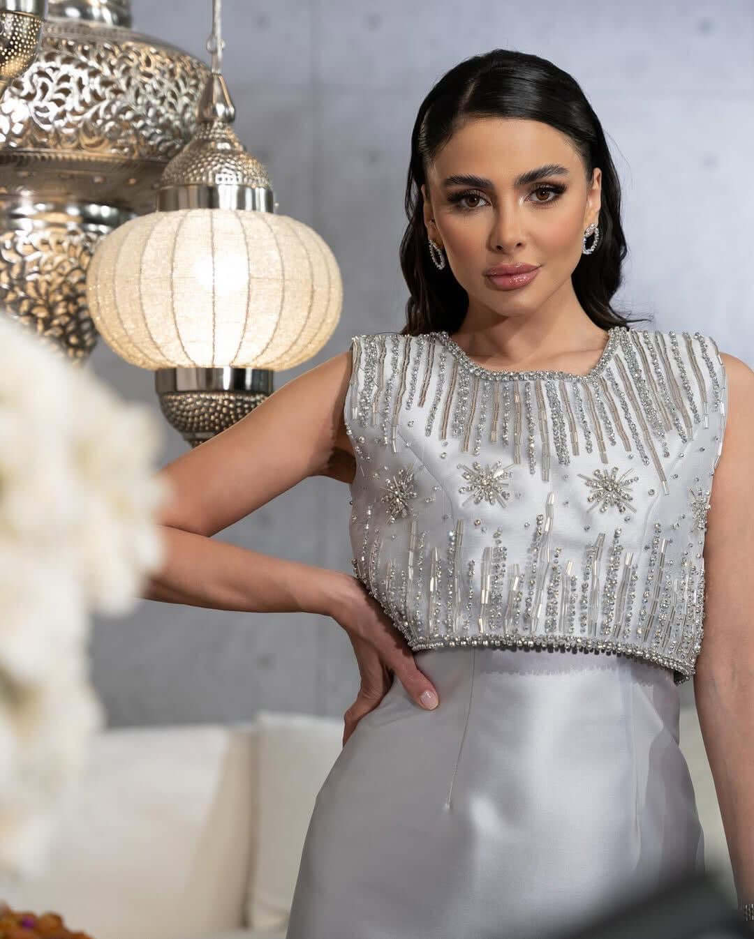 فستان فضي أنيق بتطريز فاخر ولمسة ملكية