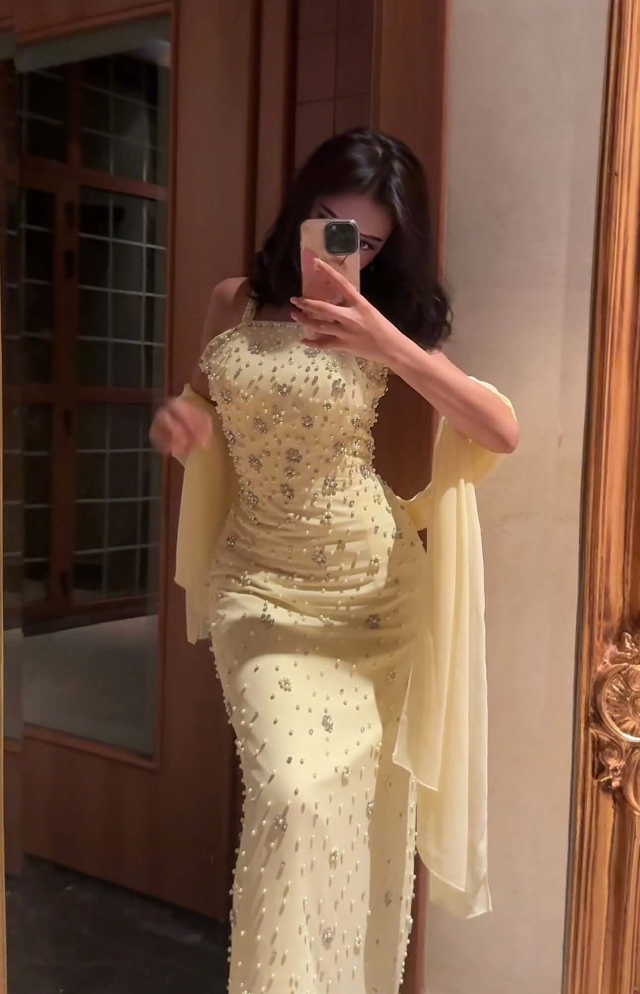 فستان سهرة بلون أصفر فاتح بتطريز فاخر ولمسة أنثوية راقية