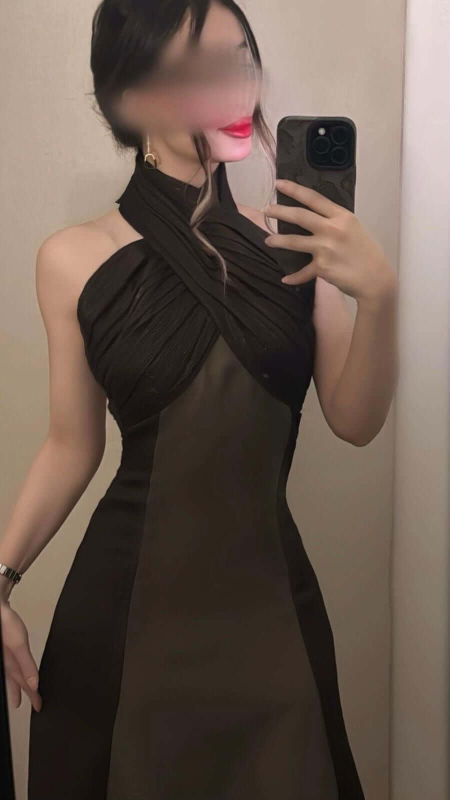 فستان أسود أنيق بتصميم متقاطع عند الرقبة وقصة ضيقة تبرز القوام