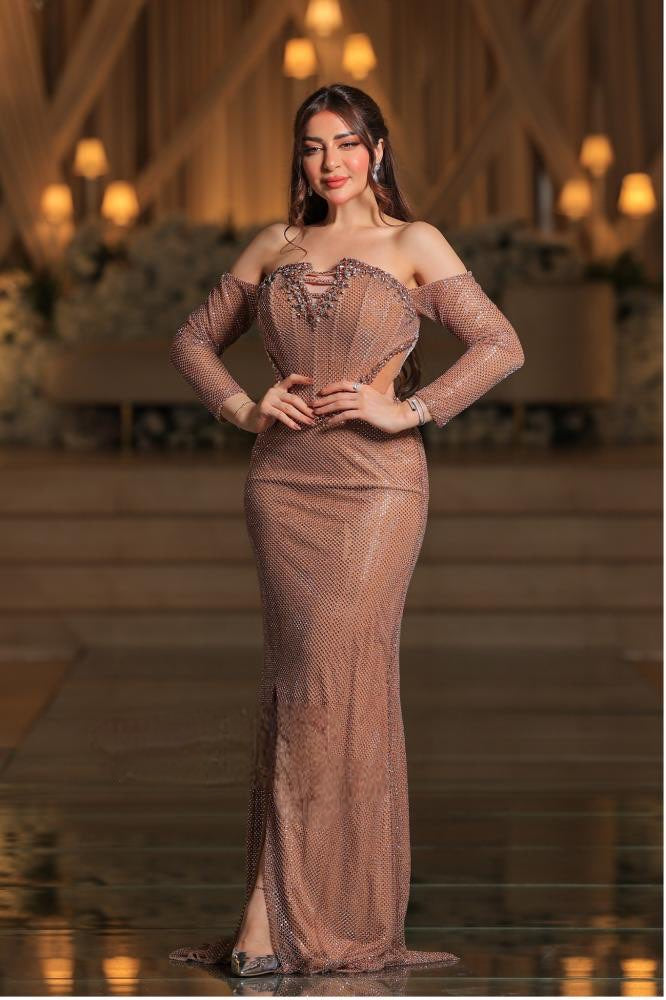 فستان سهرة فاخر بتصميم مميز يجمع بين الأناقة والفخامة
