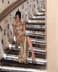 فستان سهرة ذهبي لامع بأكتاف ساقطة وشق أمامي جريء