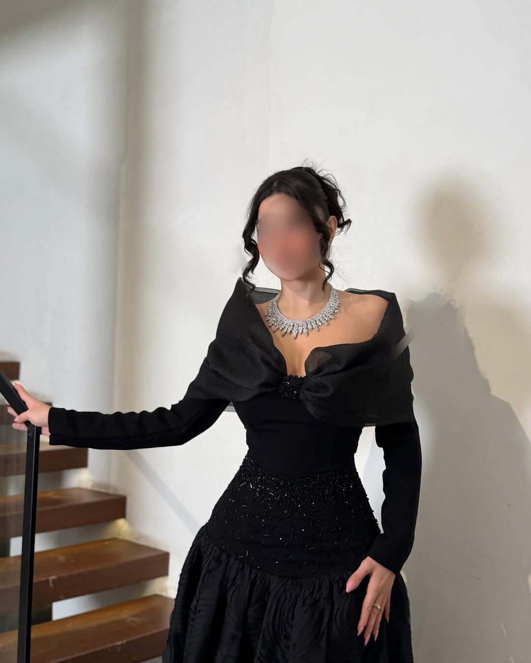 فستان أسود منفوش بفصوص فاخرة وقصّة أكمام أنيقة