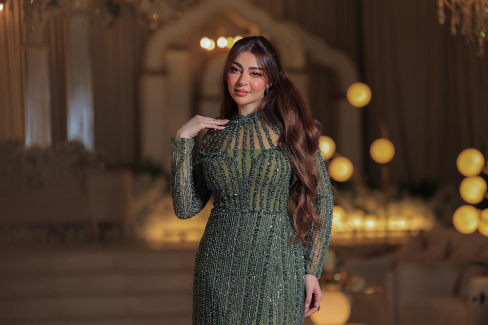فستان سهرة أخضر زيتوني بتطريز لامع وقصة راقية