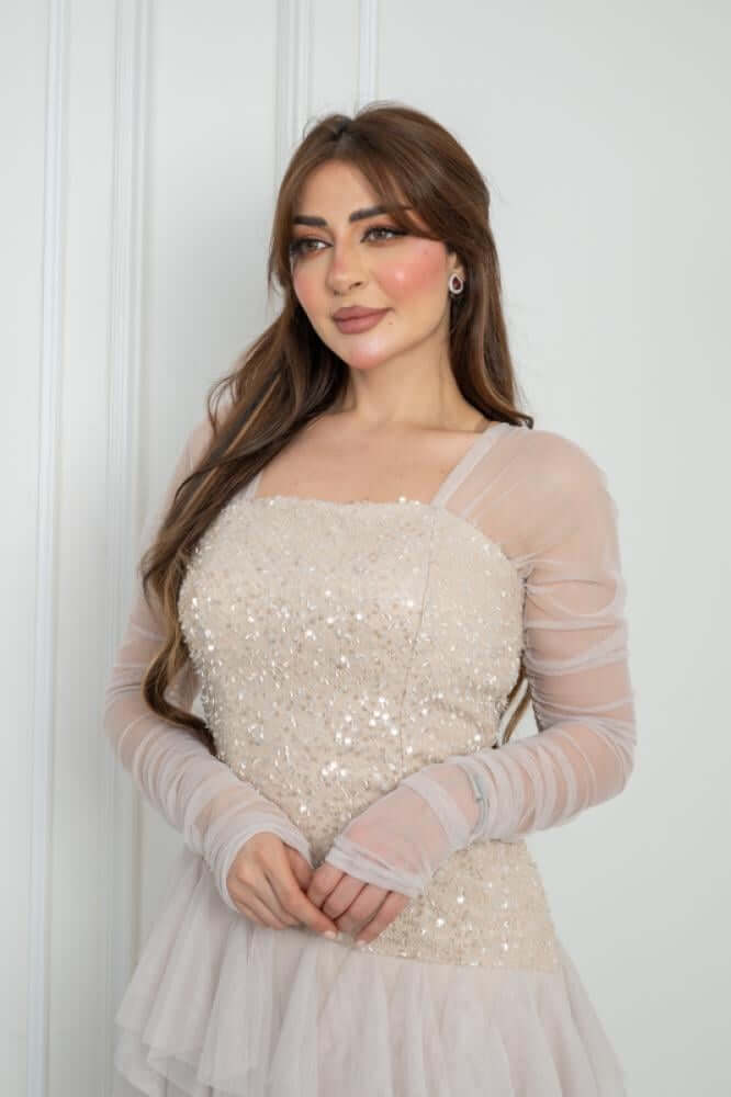 فستان ناعم بطبقات كشكش وتطريز لامع – لمسة أنوثة فاخرة