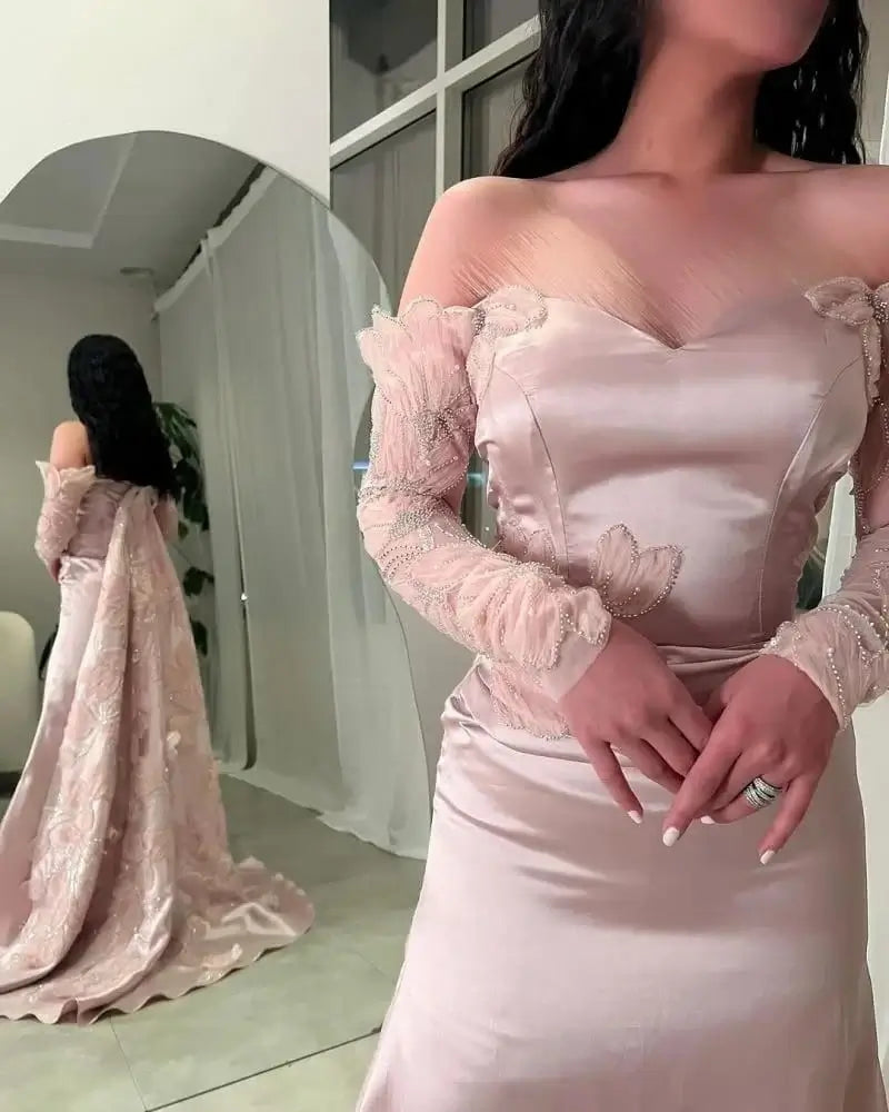 فستان وردي ساتان بتطريز ورود فاخرة – تصميم ملكي بأكتاف ساقطة