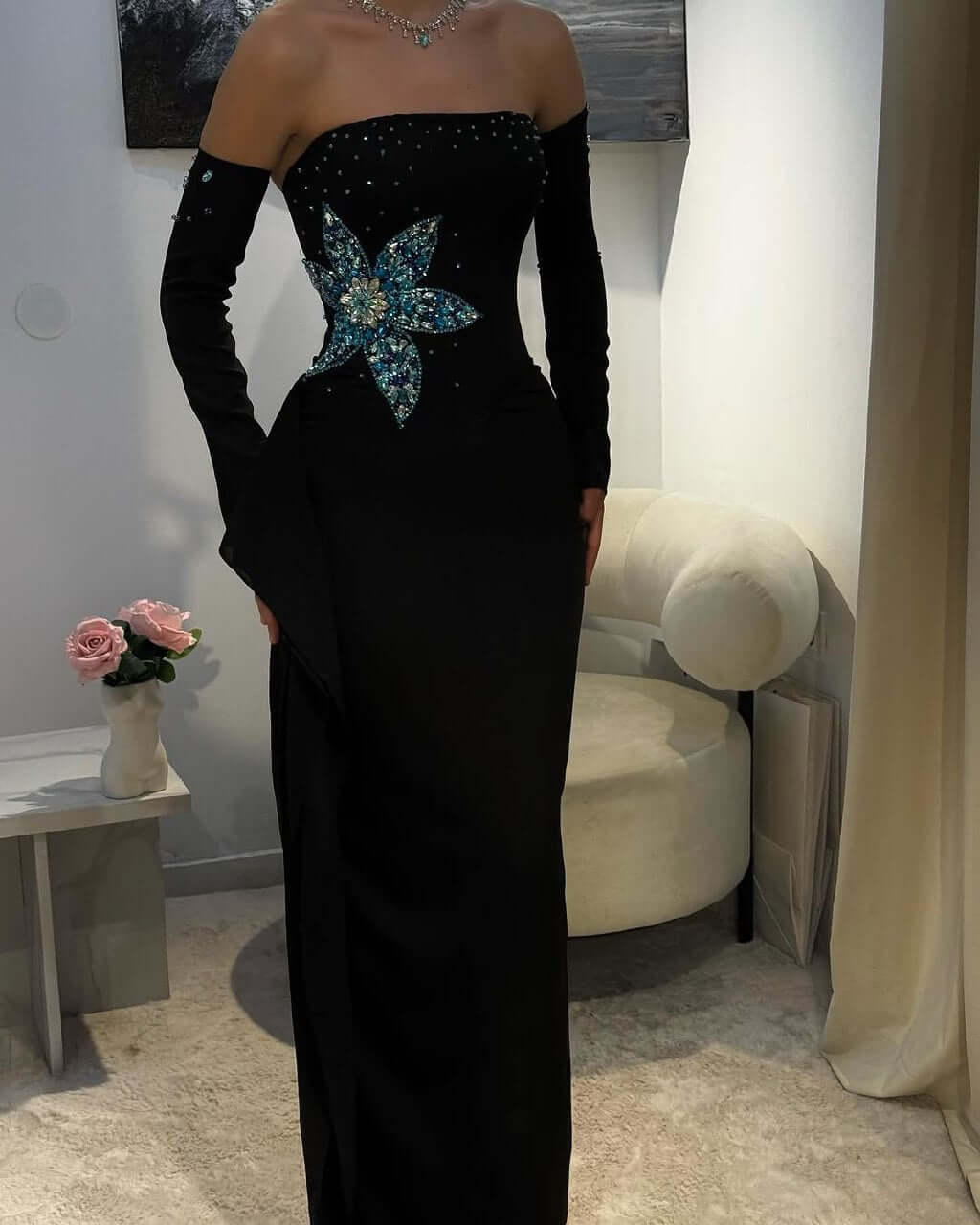 فستان سهرة أسود أنيق بلمسة عصرية