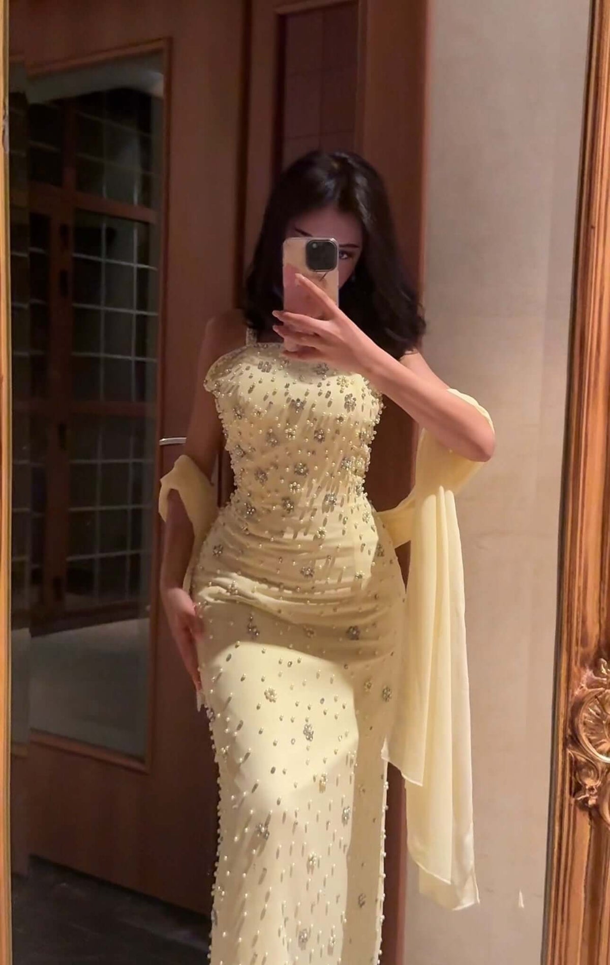 فستان سهرة بلون أصفر فاتح بتطريز فاخر ولمسة أنثوية راقية