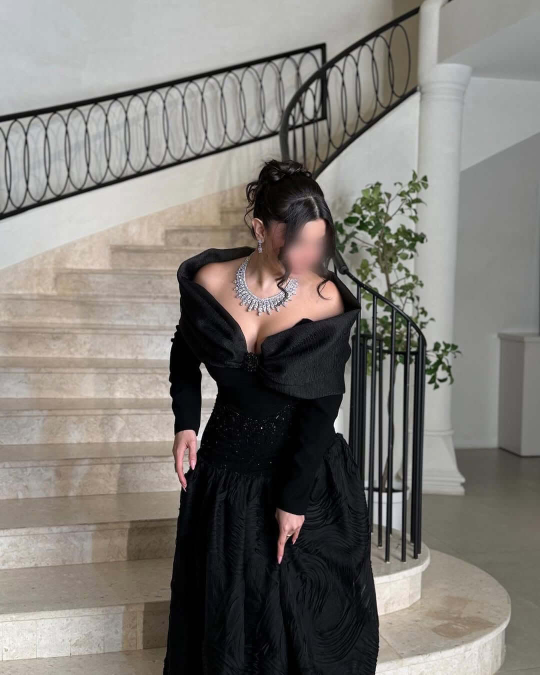 فستان أسود منفوش بفصوص فاخرة وقصّة أكمام أنيقة